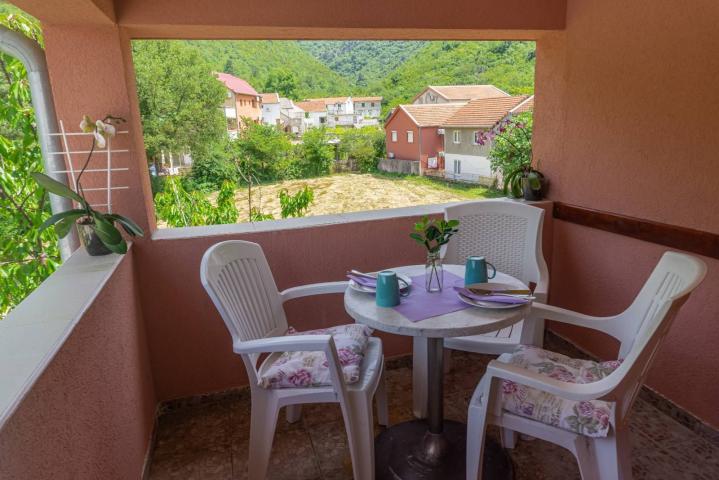 Trospratna kuca apartmanskog tipa, Lastva Grbaljska-Budva