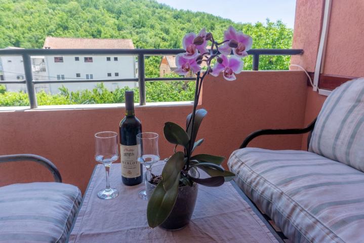 Trospratna kuca apartmanskog tipa, Lastva Grbaljska-Budva