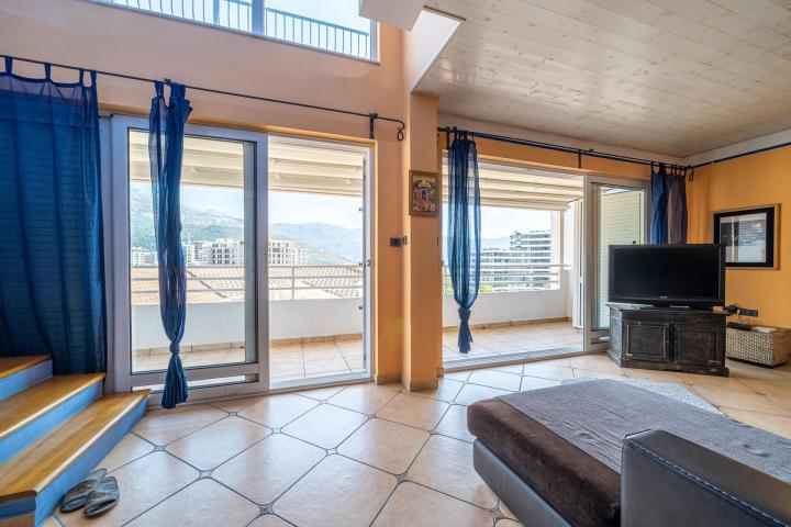 Dupleks apartman sa pogledom na more u centru Budve