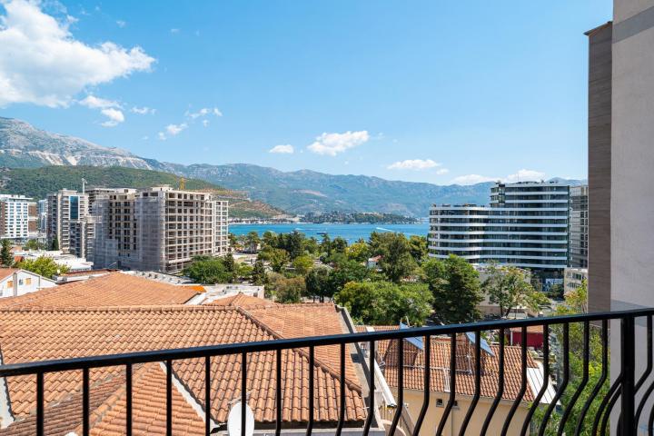 Dupleks apartman sa pogledom na more u centru Budve
