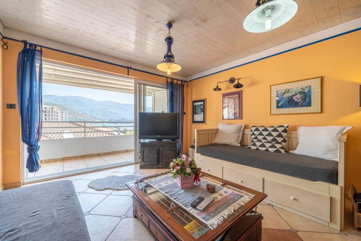 Dupleks apartman sa pogledom na more u centru Budve
