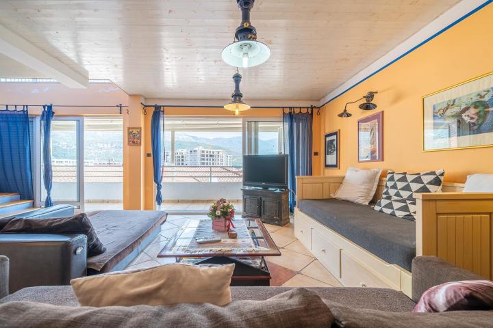 Dupleks apartman sa pogledom na more u centru Budve