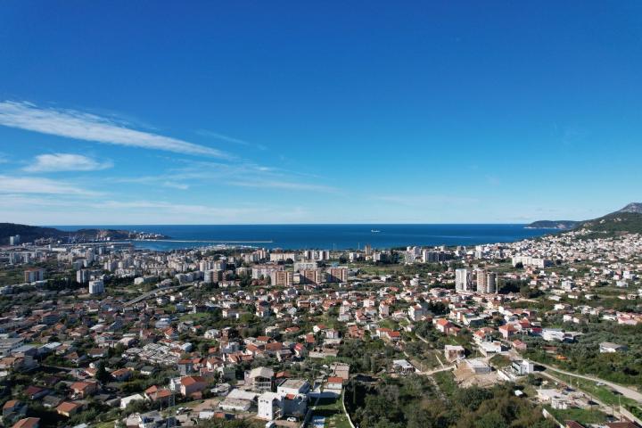 Plac 2400m2 sa ucrtanom kucom od 154m2 u Baru