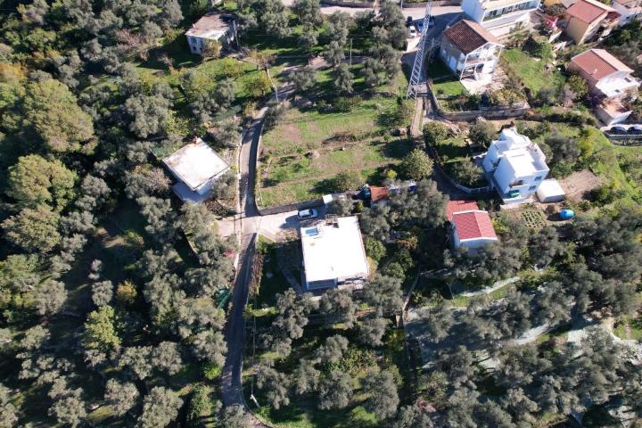 Plac 2400m2 sa ucrtanom kucom od 154m2 u Baru