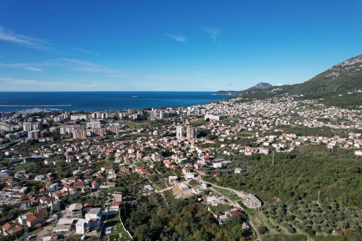 Plac 2400m2 sa ucrtanom kucom od 154m2 u Baru