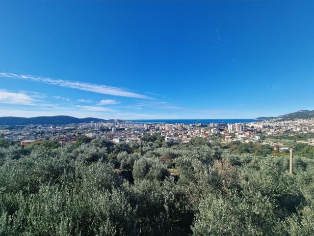 Plac 2400m2 sa ucrtanom kucom od 154m2 u Baru