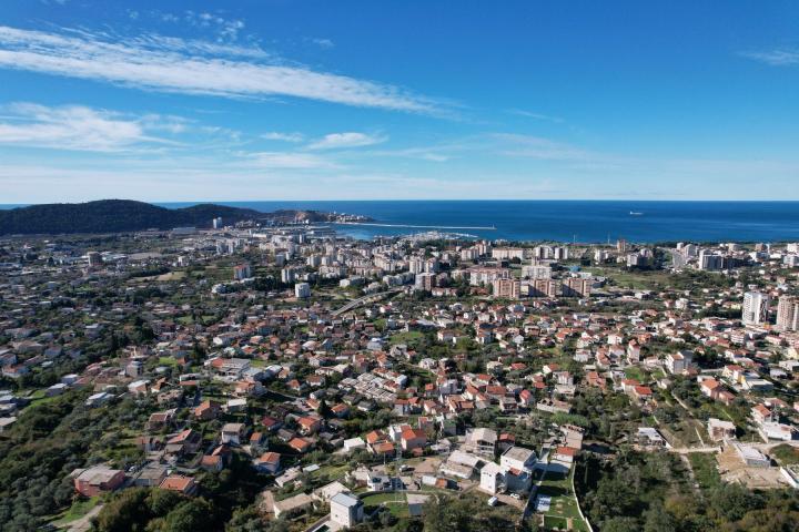 Plac 2400m2 sa ucrtanom kucom od 154m2 u Baru