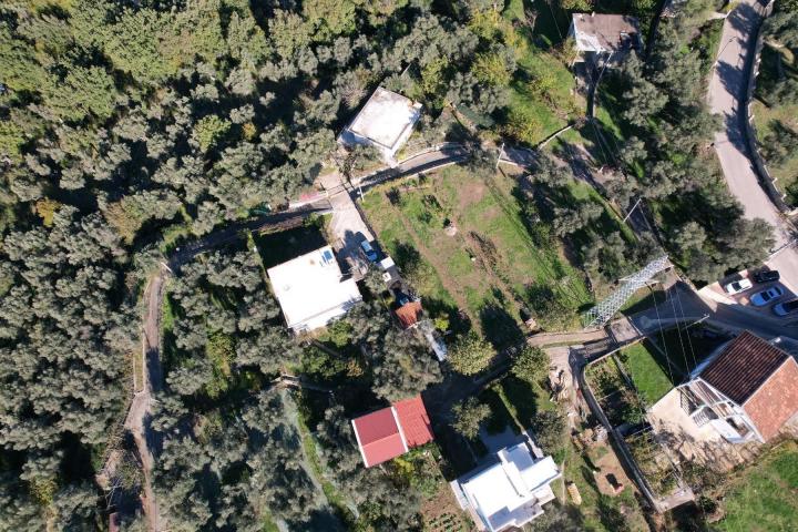 Plac 2400m2 sa ucrtanom kucom od 154m2 u Baru