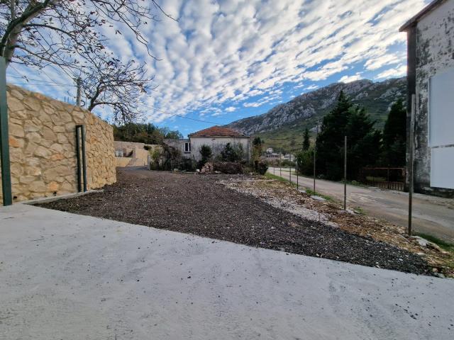 Kuća 100m2 sa prostranim placem od 1703m2 u Djurmanima, opstina Bar