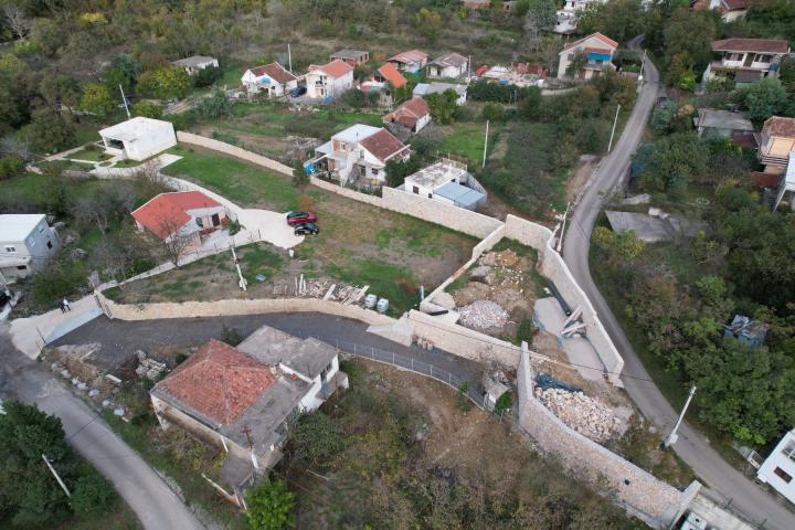 Kuća 100m2 sa prostranim placem od 1703m2 u Djurmanima, opstina Bar