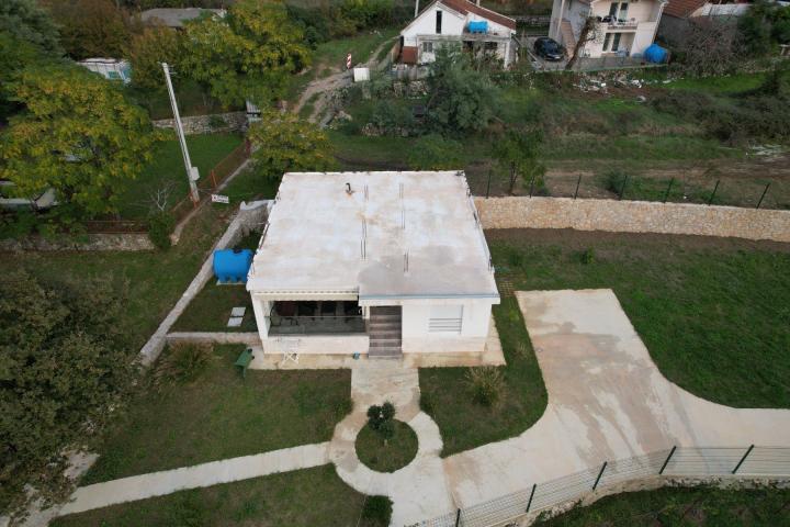 Kuća 100m2 sa prostranim placem od 1703m2 u Djurmanima, opstina Bar