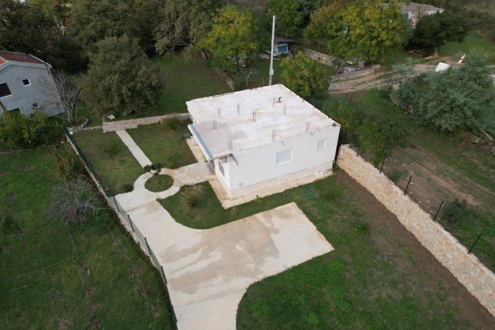 Kuća 100m2 sa prostranim placem od 1703m2 u Djurmanima, opstina Bar