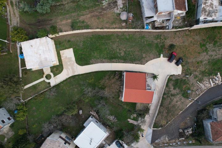 Kuća 100m2 sa prostranim placem od 1703m2 u Djurmanima, opstina Bar
