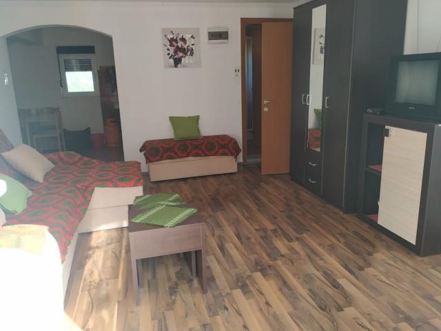 Kuca na 100 metara od mora, Djurasevici-Tivat