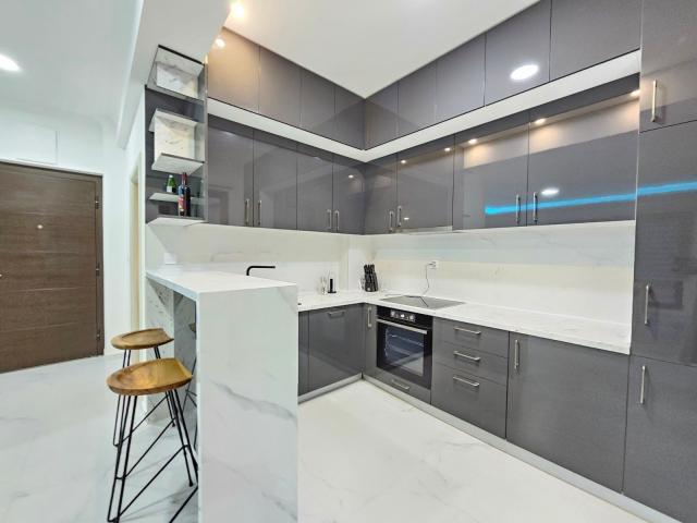 Nov dvosoban penthouse 166m2 sa pogledom na more i garaznim mestom