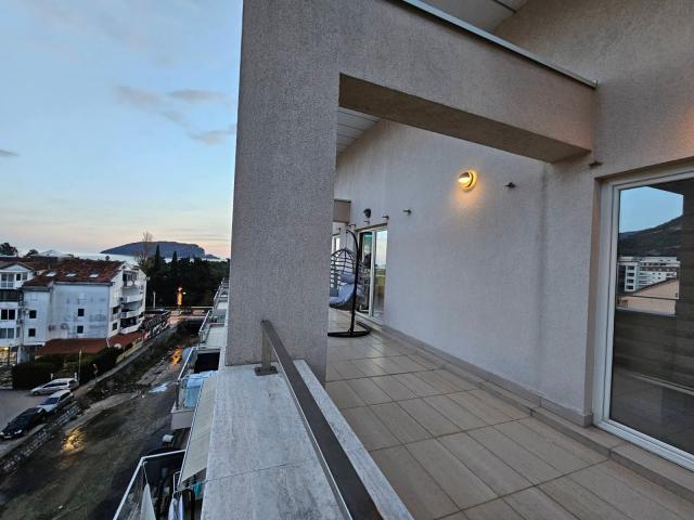 Nov dvosoban penthouse 166m2 sa pogledom na more i garaznim mestom