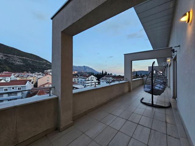 Nov dvosoban penthouse 166m2 sa pogledom na more i garaznim mestom