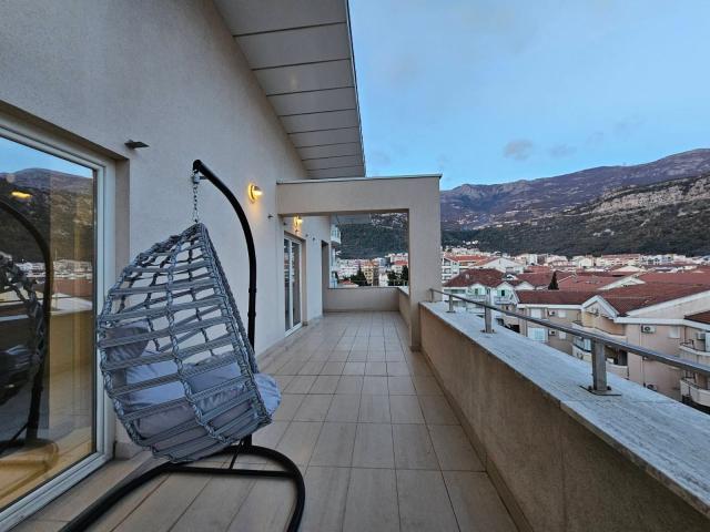 Nov dvosoban penthouse 166m2 sa pogledom na more i garaznim mestom