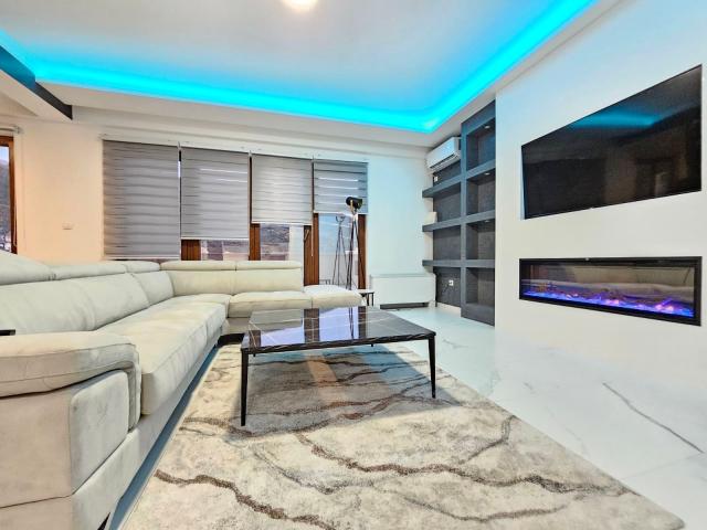Nov dvosoban penthouse 166m2 sa pogledom na more i garaznim mestom