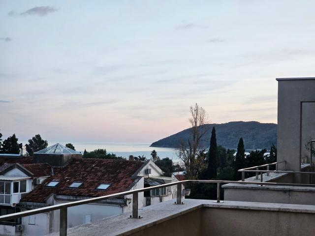 Nov dvosoban penthouse 166m2 sa pogledom na more i garaznim mestom