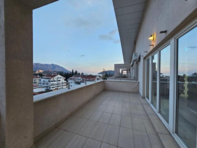Nov dvosoban penthouse 166m2 sa pogledom na more i garaznim mestom