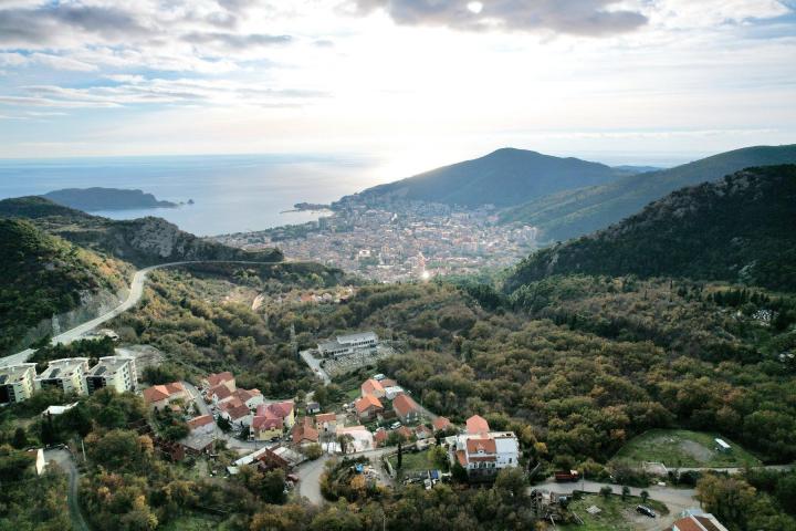 Gradjevinski plac 2,951m2 sa idejnim resenjem u Markovićima