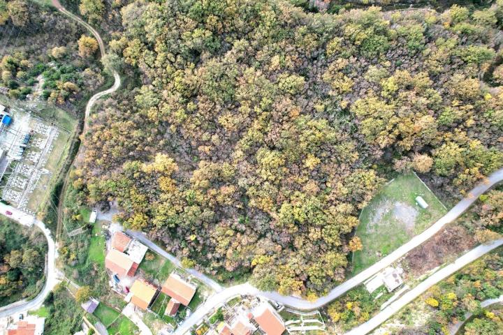 Gradjevinski plac 2104m2 sa idejnim resenjem u Markovićima