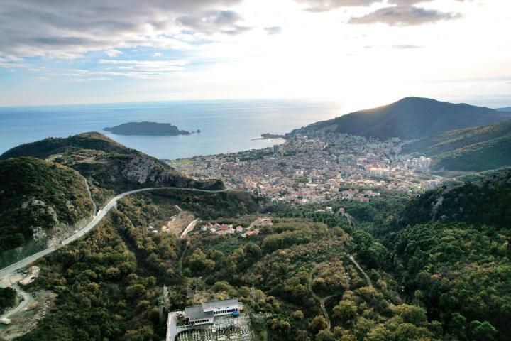 Gradjevinski plac 2104m2 sa idejnim resenjem u Markovićima
