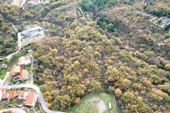 Gradjevinski plac 2104m2 sa idejnim resenjem u Markovićima