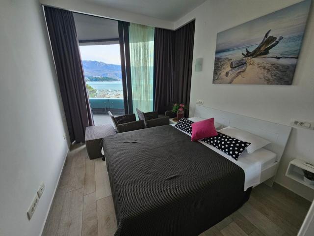 Budva, Royal Gardens – Jednosoban Stan sa Pogledom na More, Prva Linija (NA DUZI PERIOD)