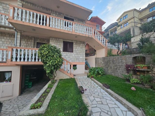 Dve kuće na prvoj liniji mora, Muo, Kotor-Pogled na More i Sopstvena Ponta