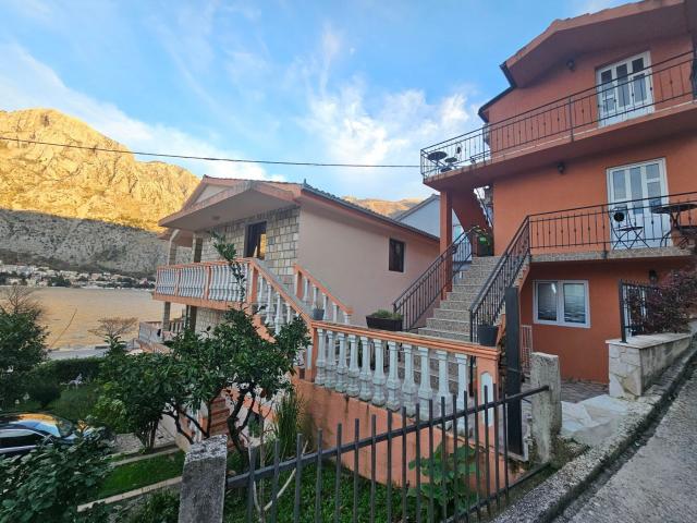 Dve kuće na prvoj liniji mora, Muo, Kotor-Pogled na More i Sopstvena Ponta