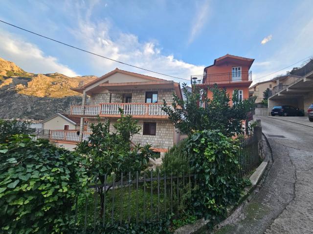 Dve kuće na prvoj liniji mora, Muo, Kotor-Pogled na More i Sopstvena Ponta