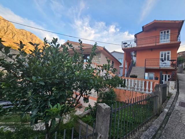 Dve kuće na prvoj liniji mora, Muo, Kotor-Pogled na More i Sopstvena Ponta