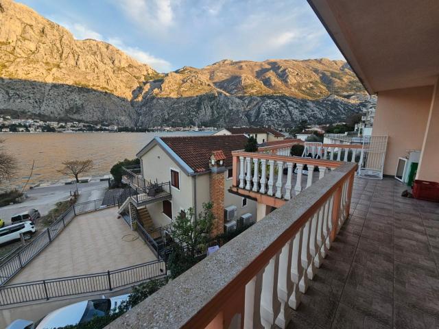 Dve kuće na prvoj liniji mora, Muo, Kotor-Pogled na More i Sopstvena Ponta