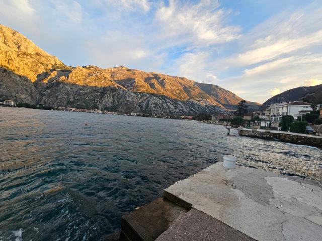 Dve kuće na prvoj liniji mora, Muo, Kotor-Pogled na More i Sopstvena Ponta