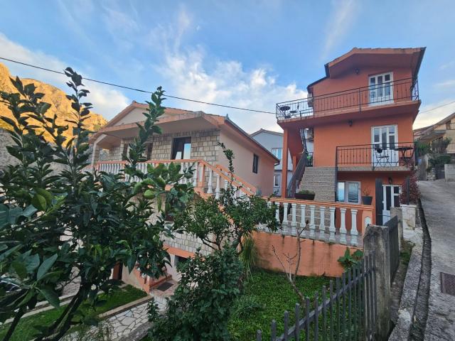 Dve kuće na prvoj liniji mora, Muo, Kotor-Pogled na More i Sopstvena Ponta