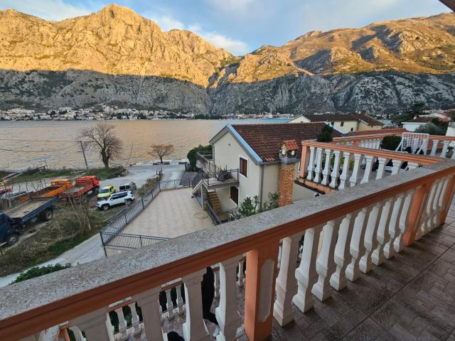 Dve kuće na prvoj liniji mora, Muo, Kotor-Pogled na More i Sopstvena Ponta