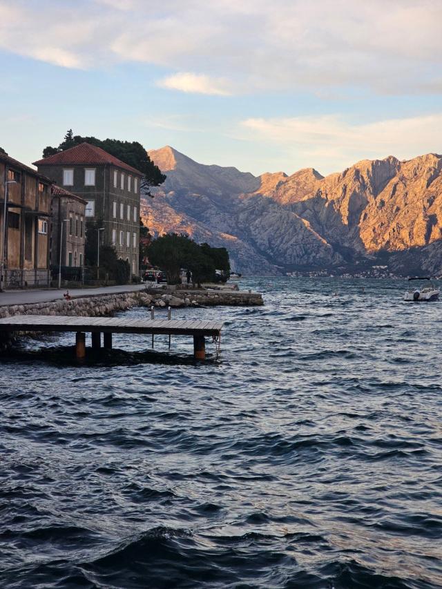 Dve kuće na prvoj liniji mora, Muo, Kotor-Pogled na More i Sopstvena Ponta