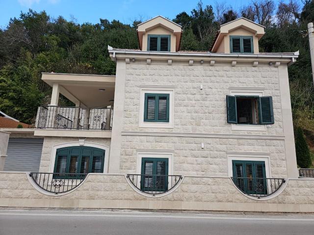 Autentična kamena kuca na prvoj liniji mora, Donja Lastva, Tivat