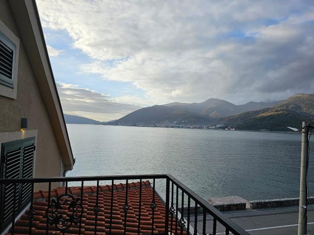 Autentična kamena kuca na prvoj liniji mora, Donja Lastva, Tivat