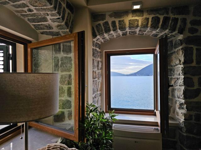 Autentična kamena kuca na prvoj liniji mora, Donja Lastva, Tivat