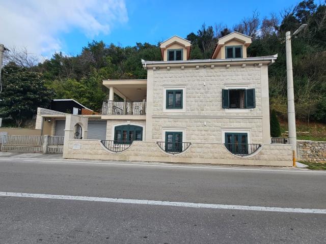 Autentična kamena kuca na prvoj liniji mora, Donja Lastva, Tivat