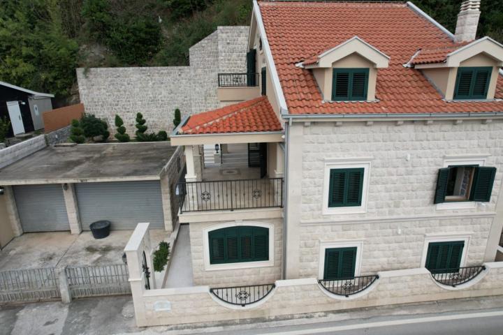 Autentična kamena kuca na prvoj liniji mora, Donja Lastva, Tivat