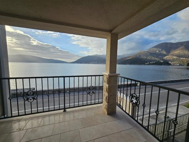 Autentična kamena kuca na prvoj liniji mora, Donja Lastva, Tivat