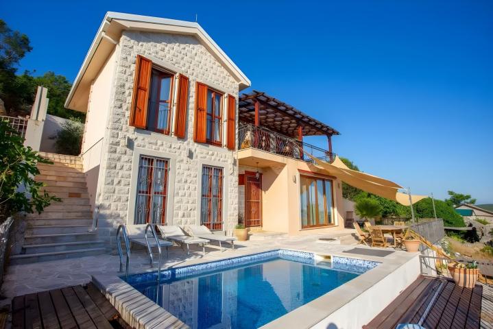 Luksuzna kamena vila s bazenom i pogledom na more u Zagori, Kotor