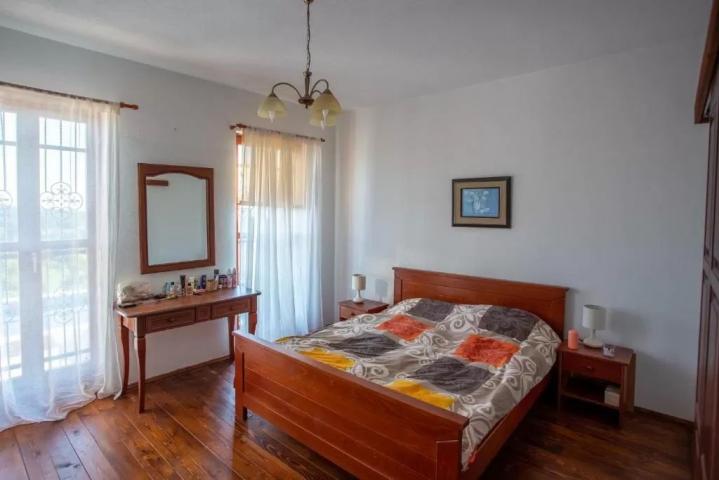 Luksuzna kamena vila s bazenom i pogledom na more u Zagori, Kotor