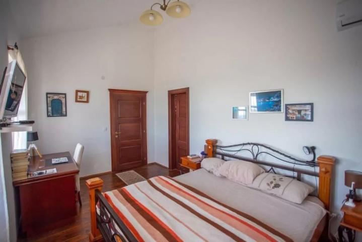 Luksuzna kamena vila s bazenom i pogledom na more u Zagori, Kotor
