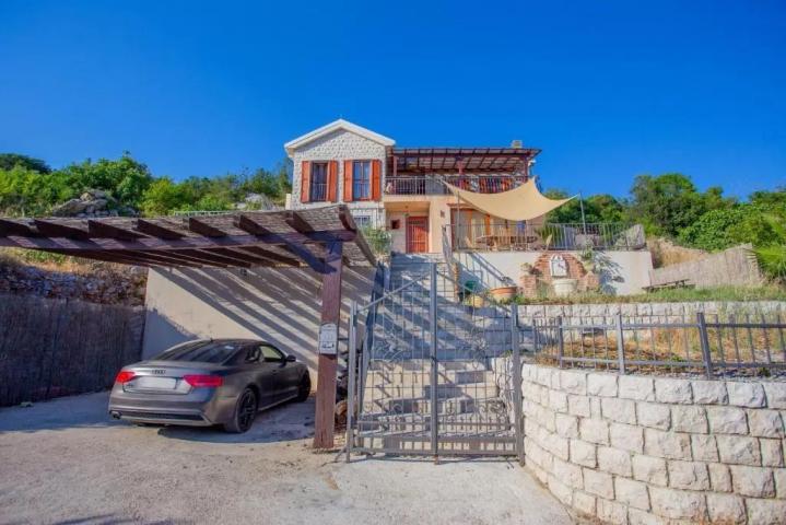 Luksuzna kamena vila s bazenom i pogledom na more u Zagori, Kotor