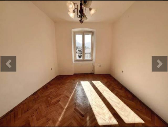 Prostran dvosoban stan 84m2, Stari Grad, Kotor